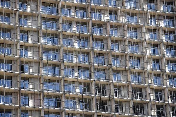 建造一座高楼 使用模板进行建筑建设 建筑工地Scaffold 现代土木工程 当代城市景观 — 图库照片