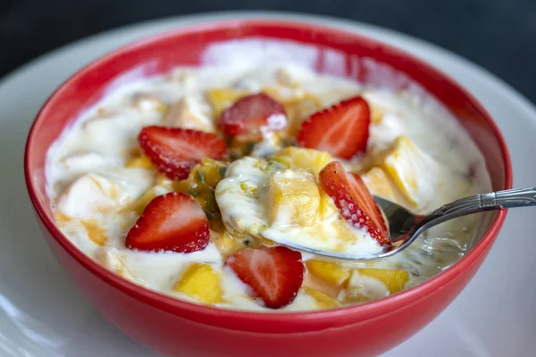 Mango Mučenky Červené Jahody Jogurt Brulee Ovocný Dezert Snídani Klíny — Stock fotografie