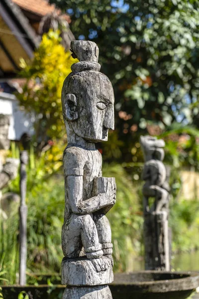 Balinese oud houten standbeeld op straat in Ubud, het eiland Bali, Indonesië. Deze cijfers van de goden beschermen het huis tegen boze geesten. Closeup — Stockfoto