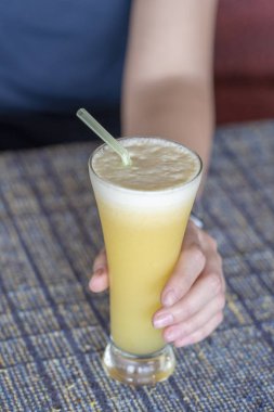 Taze ananas suyu, bir bardak tutan kadın el yakın çekim