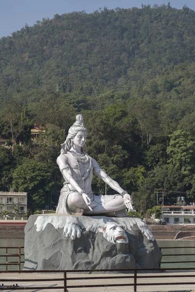 Beeld Shiva, hindoe idool aan de rivier de Ganges, Rishikesh, India — Stockfoto