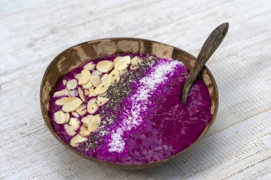 Dragon meyve, avokado, badem gevreği, Hindistan cevizi cips ve Chia tohumları Kahvaltı, yakın kadar Hindistan cevizi kase kırmızı Smoothie. Sağlıklı yeme kavramı, Superfood