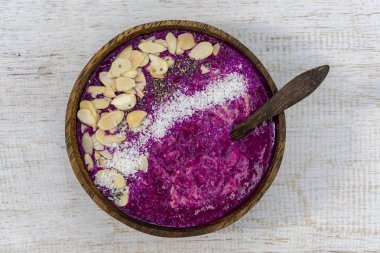 Dragon meyve, avokado, badem gevreği, Hindistan cevizi cips ve Chia tohumları Kahvaltı, yakın kadar Hindistan cevizi kase kırmızı Smoothie. Sağlıklı yeme kavramı, Superfood