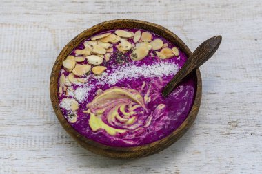 Dragon meyve, avokado, badem gevreği, Hindistan cevizi cips ve Chia tohumları Kahvaltı, yakın kadar Hindistan cevizi kase kırmızı Smoothie. Sağlıklı yeme kavramı, Superfood