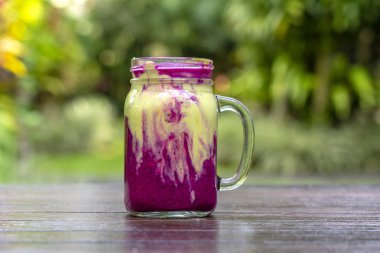 Kahvaltı için cam kupa kırmızı ejderha meyve, yeşil avokado, yoğurt ve bal ile taze tropikal Smoothie, yakın. Sağlıklı yeme kavramı, Superfood. Bali, Endonezya