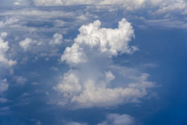 Weiße Wolken und blauer Himmel, ein Blick aus dem Flugzeugfenster — Stockfoto