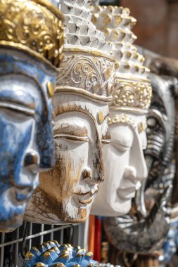 Bali, Endonezya sokak pazarında Satılık ekranda Buddha görüntüsü ile ahşap maske. El sanatları ve Hediyelik eşya dükkanı ekranı, yakın çekim