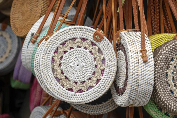 Famosas bolsas ecológicas de ratán balinés en un mercado local de souvenirs en la calle en Ubud, Bali, Indonesia. Expositor de artesanía y tienda de souvenirs — Foto de Stock