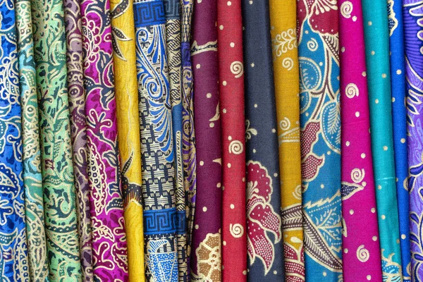 Sortimento de sarongs coloridos para venda no mercado local, Ilha Bali, Ubud, Indonésia. Fechar. — Fotografia de Stock