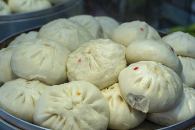 Chinatown pazarında satmak için tepsi geleneksel Çinli buğulanmış topuz, Singapur