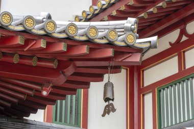 Buddha Tooth Relic Tapınağı ve Müzesi 'nin çatı yapısı, Chinatown, Singapur. Çin tarzı mimarisi