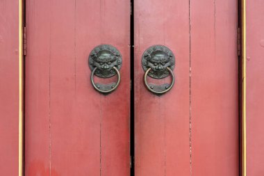 Pirinç aslan kapı göğüsleri yakın yukarı, Buddha Tooth Relic Tapınağı ve Müzesi, Chinatown, Singapur, Asya ile kapı detay