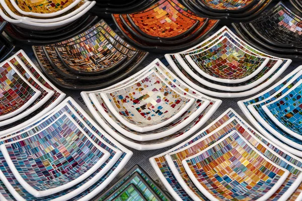 Colorful mosaic decorative plates on the market for sale on street market in Ubud, island Bali, Indonesia, closeup . Souvenirs for tourist — Stock Photo, Image
