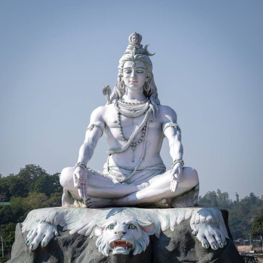 Shiva heykeli, Ganj Nehri üzerinde Hindu idol, Rishikesh, Hindistan