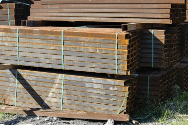 Paslı dikdörtgen metal boru ambalajlar metal ürünleri deposunda saklanır. Çelik malzemeler, İnşaat malzemeleri.