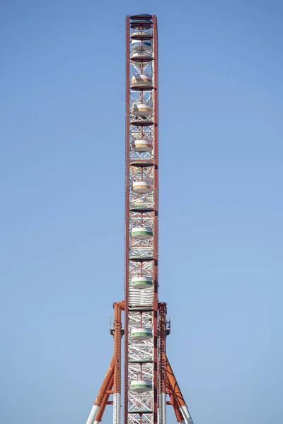 Ruota panoramica su sfondo cielo blu di profilo, primo piano — Foto Stock