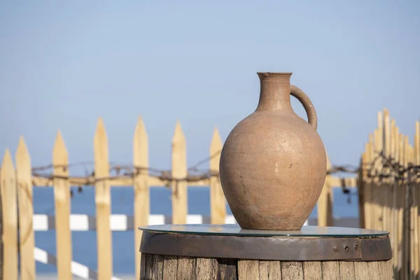 Grande brocca di terracotta si trova su un tavolo sulla riva vicino all'acqua di mare a Batumi, Georgia . — Foto Stock