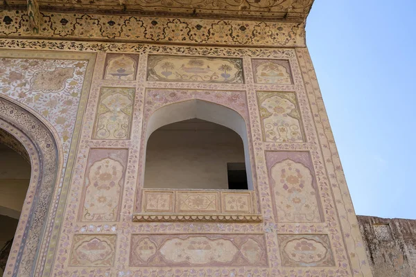 Detalle de la arquitectura, fachada decorada en Udaipur, Rajastán, India — Foto de Stock