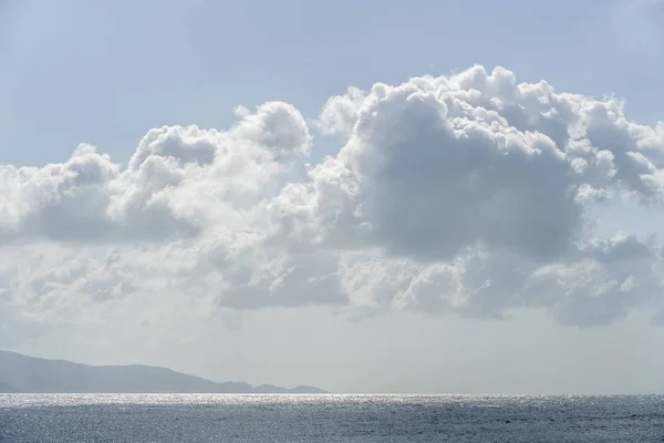 Blauer Himmel mit Wolken über dem Meerwasser. Zusammensetzung der Natur. — Stockfoto