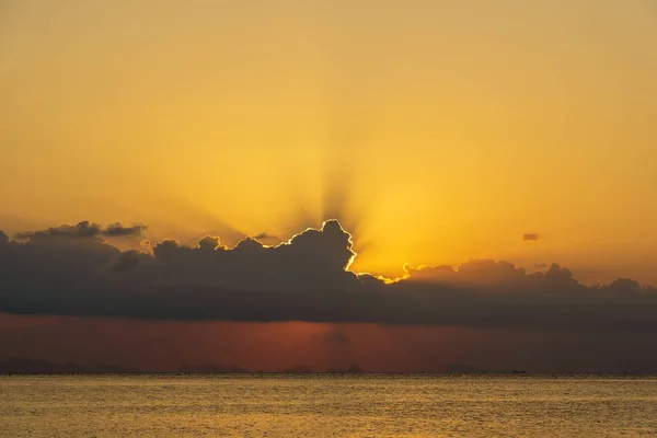 Farbenfroher Sonnenuntergang über dem Meer. Sommerferienkonzept. Thailand — Stockfoto