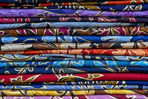 Sortiment bunter Sarongs zum Verkauf auf dem lokalen Markt, Insel Bali, Ubud, Indonesien. Nahaufnahme — Stockfoto