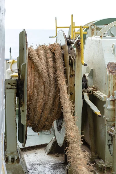 Толстая веревка обернута вокруг барабана на палубе паромного судна, Таиланд. Крупный план — стоковое фото