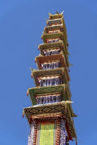 The roof of a Bade cremation tower with traditional balinese sculptures of demons and flowers on central street in Ubud, Island Bali, Indonesia . Prepared for an upcoming cremation ceremony — Stock Photo, Image