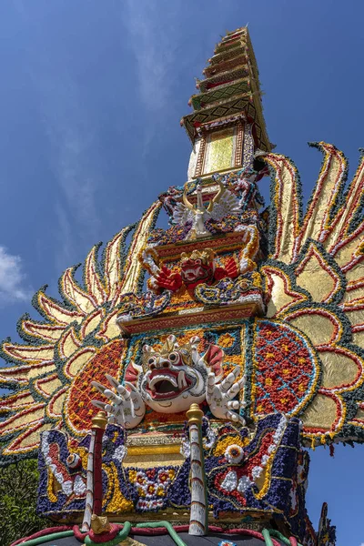 Torre de cremação Bade com esculturas balinesas tradicionais de demônios e flores na rua central em Ubud, Ilha Bali, Indonésia. Preparado para uma próxima cerimônia de cremação — Fotografia de Stock