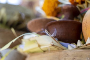 Ubud, Island Bali, Endonezya merkez sokakta bali hindu sunan töreni için duman ile yanan tütsü sopa . Closeup