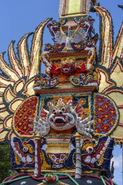 Ubud, Island Bali, Endonezya merkezi sokakta iblisler ve çiçekler geleneksel bali heykeller ile Bade kremasyon kulesi . Yaklaşan bir kremasyon töreni için hazırlanmıştır