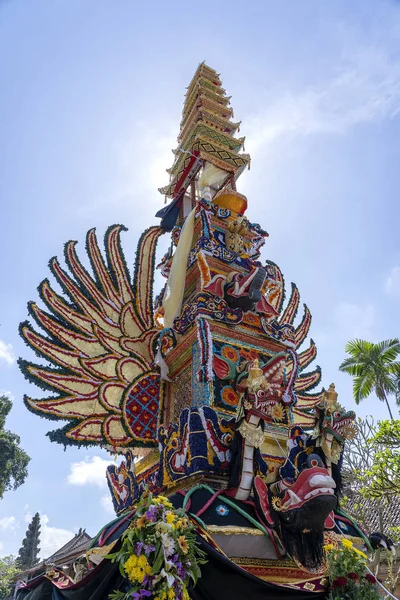 Torre de cremación Bade con esculturas balinesas tradicionales de demonios y flores en la calle central en Ubud, Isla Bali, Indonesia. Preparados para una próxima ceremonia de cremación —  Fotos de Stock