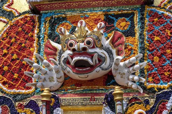 Szczegóły Bade wieża kremacji z tradycyjnymi balijskich rzeźb demonów i kwiatów na centralnej ulicy w Ubud, Wyspa Bali, Indonezja. Przygotowany na nadchodzącą ceremonię kremacji — Zdjęcie stockowe