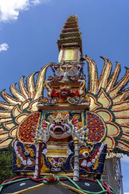 Ubud, Island Bali, Endonezya merkezi sokakta iblisler ve çiçekler geleneksel bali heykeller ile Bade kremasyon kulesi . Yaklaşan bir kremasyon töreni için hazırlanmıştır