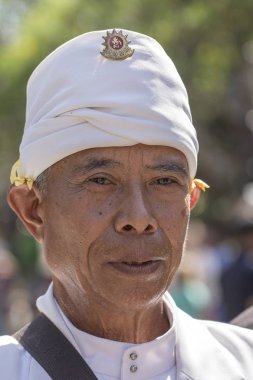 Ubud, Island Bali, Endonezya merkezi sokakta Bade kremasyon töreni sırasında Endonezyalı erkekler dua