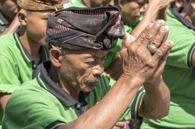Ubud, Island Bali, Endonezya merkezi sokakta Bade kremasyon töreni sırasında Endonezyalı erkekler dua