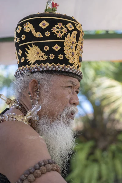 Ida Pedanda Gede hizo Gunung un sumo sacerdote hindú, lleva a cabo la oración religiosa durante la ceremonia de cremación de Bade en la calle central en Ubud, Isla Bali, Indonesia — Foto de Stock