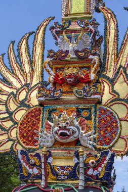 Ubud, Island Bali, Endonezya merkezi sokakta iblisler ve çiçekler geleneksel bali heykeller ile Bade kremasyon kulesi . Yaklaşan bir kremasyon töreni için hazırlanmıştır