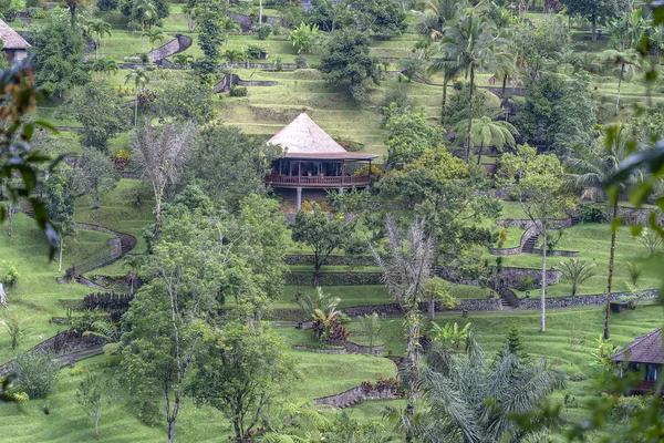 Casas balinesas com vista para a floresta tropical e montanha, Bali, Indonésia — Fotografia de Stock