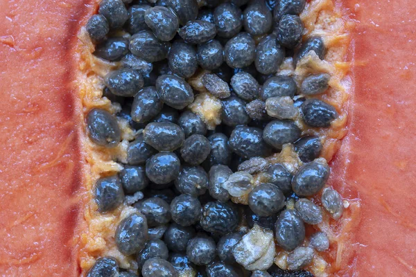 Metade da fruta de mamão doce madura com fundo de sementes, close-up — Fotografia de Stock