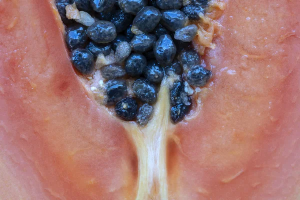 Metade da fruta de mamão doce madura com fundo de sementes, close-up — Fotografia de Stock