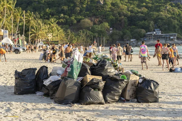 Rubbish on a sandy beach near the sea after a Full Moon party in island Koh Phangan, Thailand — Stock Photo, Image