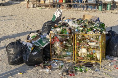 Ada Koh Phangan, Tayland bir Dolunay partiden sonra denize yakın bir kumlu plajda Çöp
