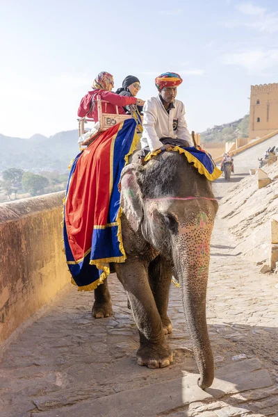 Los elefantes decorados montan a turistas en el fuerte del ámbar en Jaipur, Rajasthan, India — Foto de Stock