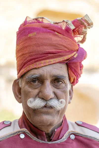 Vieux Indien en costume national dans la rue dans la vieille ville de Jaipur, Rajasthan, Inde — Photo