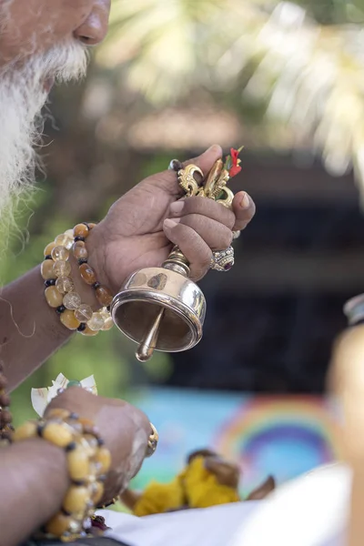 Ida Pedanda Gede Gunung bir Hindu yüksek rahip yaptı, Ubud, Island Bali, Endonezya merkezi sokakta Bade kremasyon töreni sırasında dini dua yapar — Stok fotoğraf