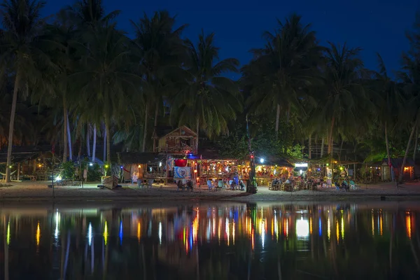 해변 바, 코코넛 야자수, 바닷물, 나이트 클럽이 태국 의 열대 섬 코 팡안 (Koh Phangan)의 바닷물에 반영됩니다. — 스톡 사진