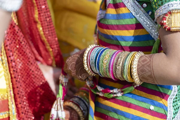 Mani di una donna indiana decorata con bigiotteria a Pushkar, India — Foto Stock