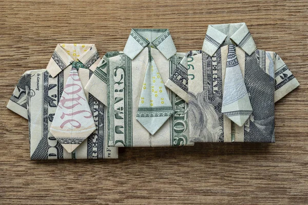 Camisa de origami hecha de billete de dólar sobre fondo de madera. Primer plano. Billete de dólar camiseta —  Fotos de Stock