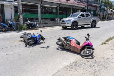 Tropik ada Koh Phangan, Tayland yolda oldu Motosiklet kazası . Sokakta motosiklet arasında trafik kazası
