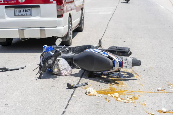 Accident de moto qui s'est produit sur la route à l'île tropicale Koh Phangan, Thaïlande. Accident de la circulation entre une moto dans la rue — Photo